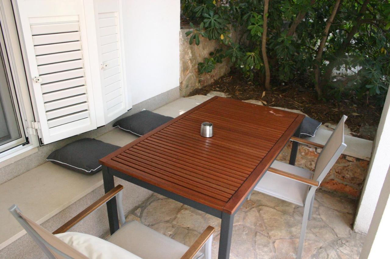 Cozy Jelsa Apartment In The Shade Of The Pines. Exterior foto